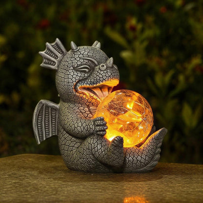 Statua da giardino a forma di drago con globo luminoso solare