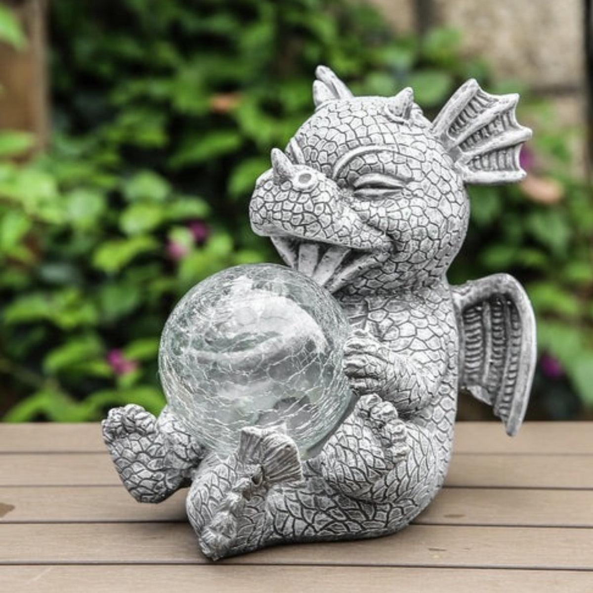 Statua da giardino a forma di drago con globo luminoso solare