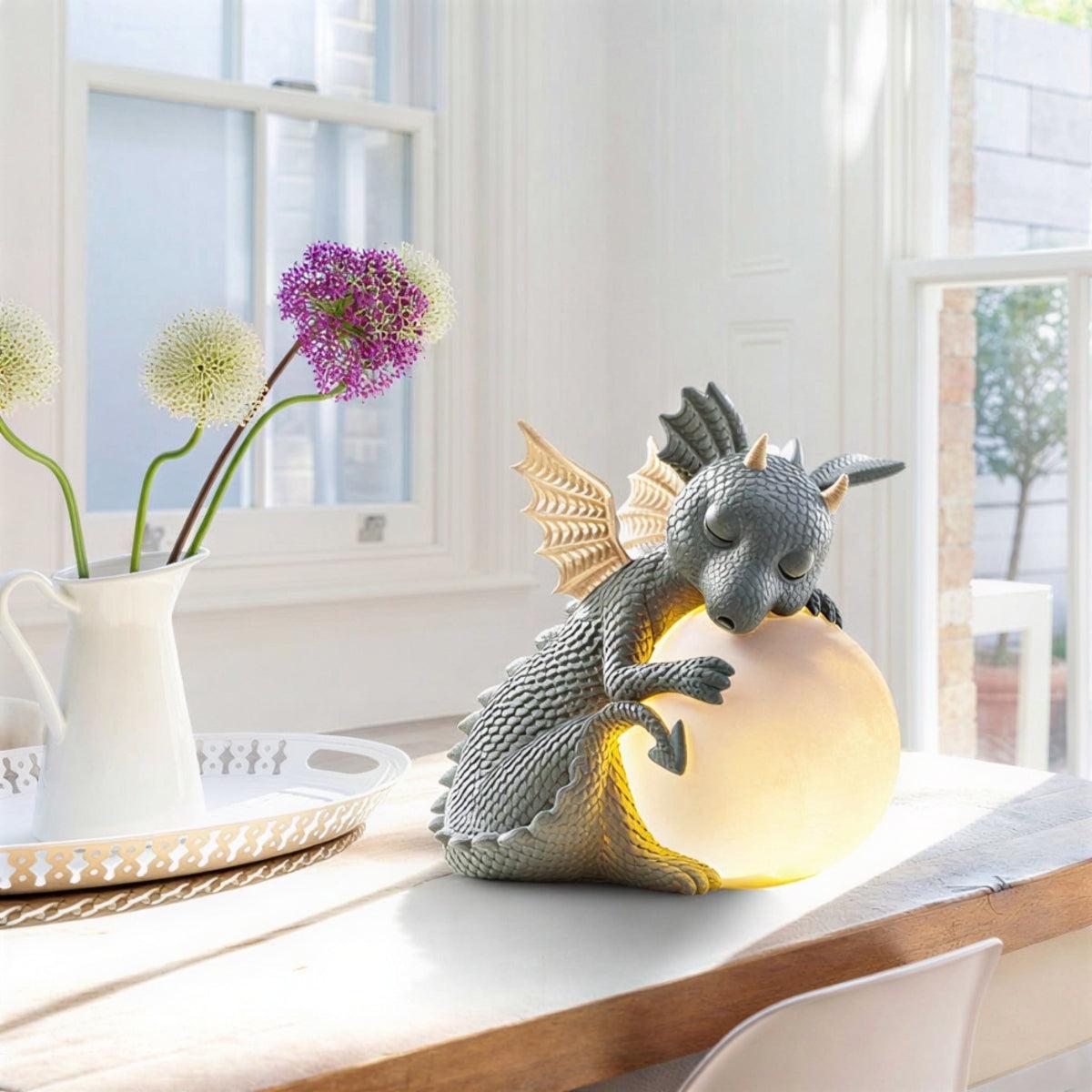 Statua da giardino a forma di drago con globo luminoso solare