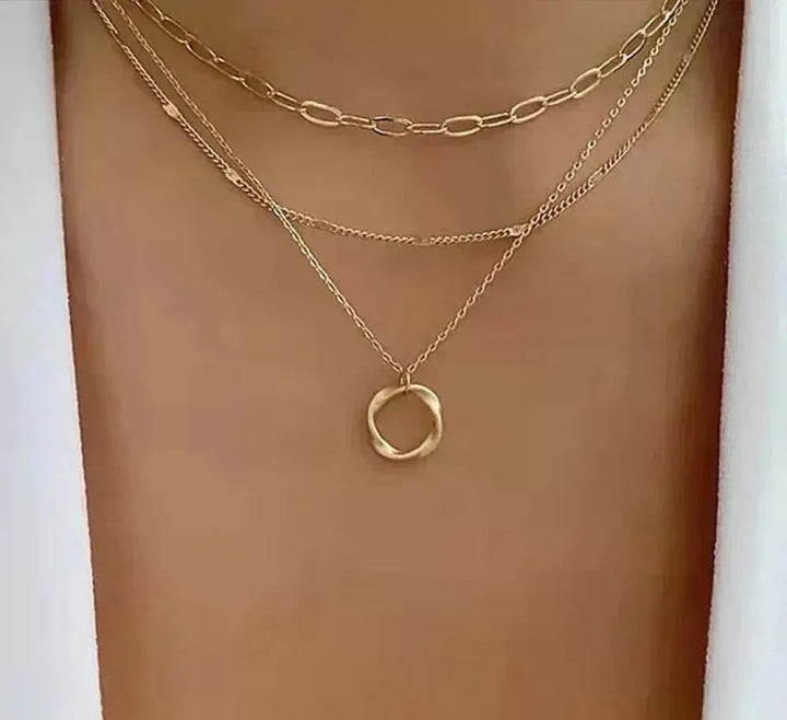 Collana classica a strati in oro con pendente